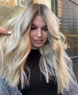 Blonde hair with root shaddow