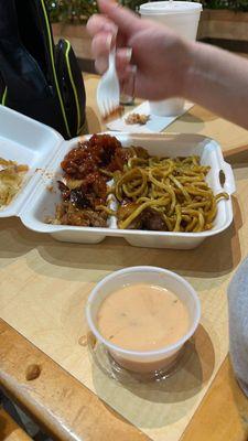 Charleston Town Center Mall, Food Court: * ABSOLUTELY DELICIOUS FOOD!!! * My daughter loves their Yum Yum sauce too!