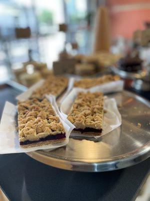 Mixed berry crumble bar