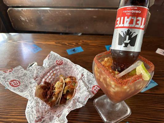 Tacos al pastor y Michelada