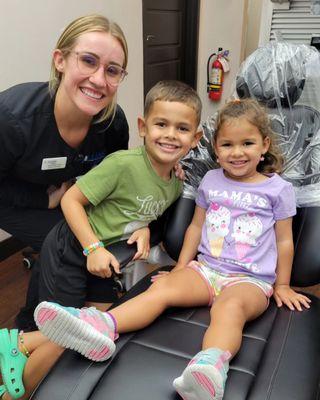 Braylen encourages sister Jazlyn during her happy visit with Wendi