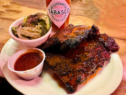 Full Rack of Ribs and Broccoli with BBQ Sauce and z Tabasco !