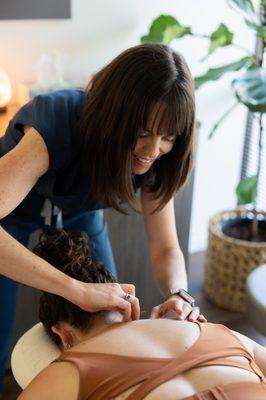 Erin providing acupuncture to relieve neck and shoulder pain.