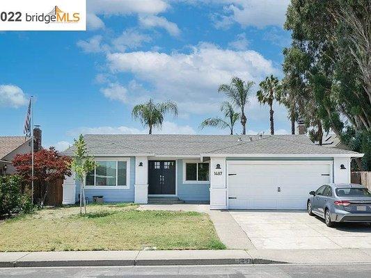 Single Family Home in Oakley!