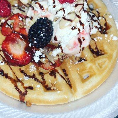 Waffles con nieve .
Waffles with ice cream.