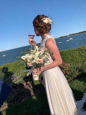 Elopement bouquet and hair flowers.