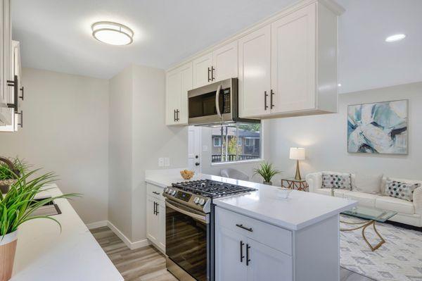 Arctic Shaker White cabinets, Arabescato Quartz, Bronze Handles