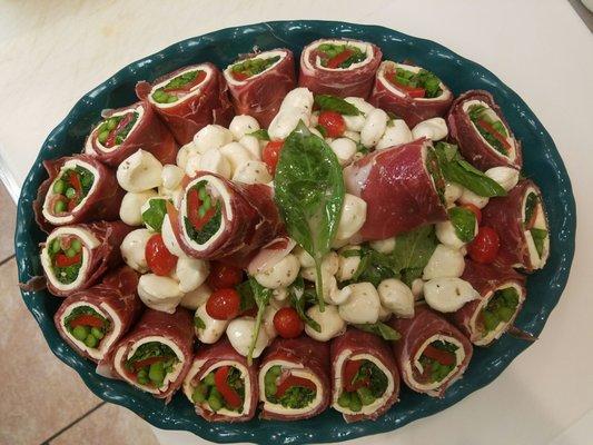 Prosciutto di Parma w/ fresh mozzarella, roasted peppers, broccoli rabe & balsamic vinegar.