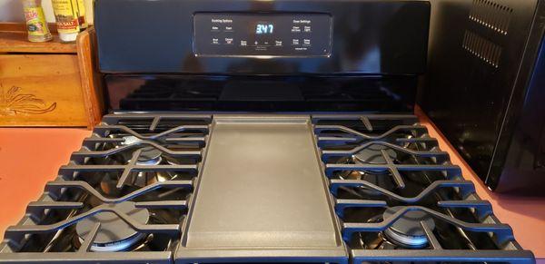 Brand new GE gas stove that looks very nice!