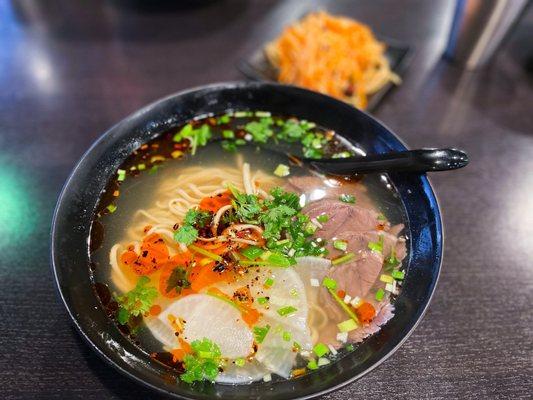 lanzhou beef noodle soup (兰州牛肉面)