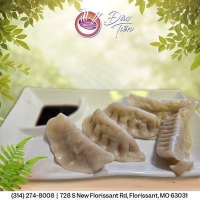 A classic combination. Enjoy the delicious flavor of boiled wontons with a side of soy sauce.