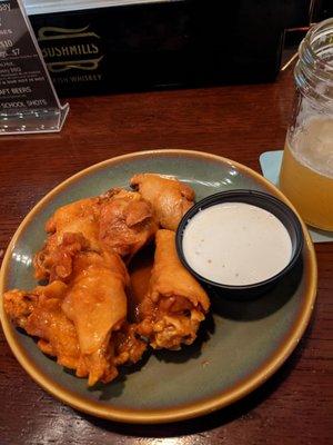 Medium hot wings (half dozen)