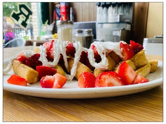 French Toasts with Whip cream + Strawberries. #MomNPops #Roadys