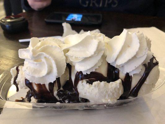 Hot fudge brownie sundae