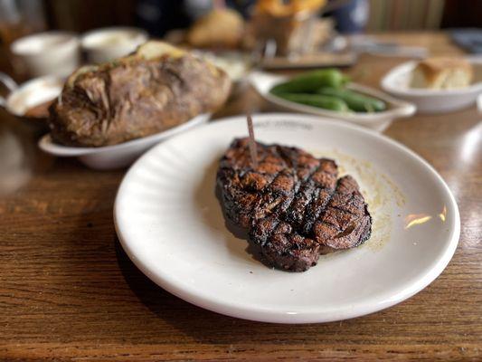 Ribeye medium well with Loaded Bake Patota and Raw agreement Chile