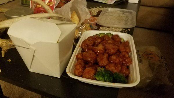 General tsos, crab rangoon and veggie lo mein