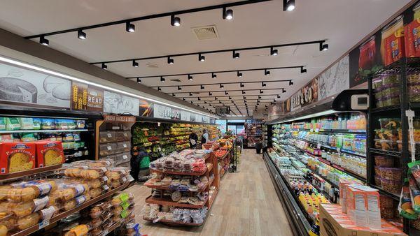 Produce and Bakery aisle