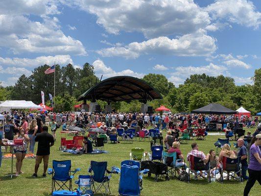 The crowd is building on the wonderful Georgia day.