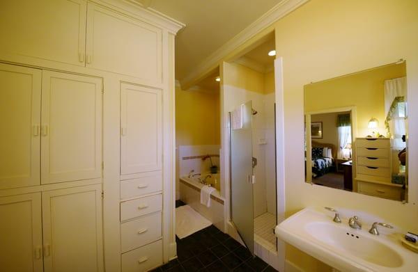 Ulu bath room, easy to see why this room is the the master suite of the main house!