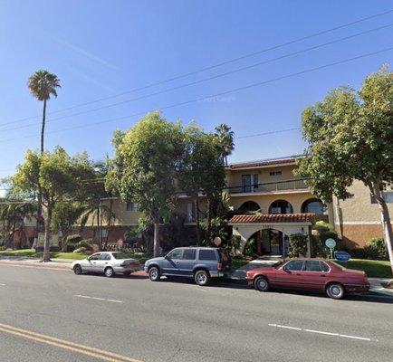 This  apartments don't even look like this they look so dirty in and out