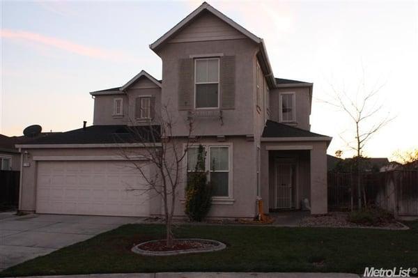 Here's your opportunity to own a great home located in a culdesac. Recently updated kitchen with beautiful granite & back splash. Nice vault