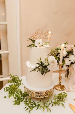 Cake table -- florals and greenery by Jardin Del Eden