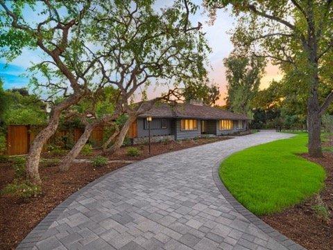 Front driveway pavers design in Sherman Oaks, CA.