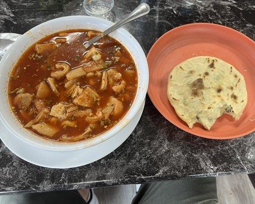 Menudo y una Gordita de rajas con crema!