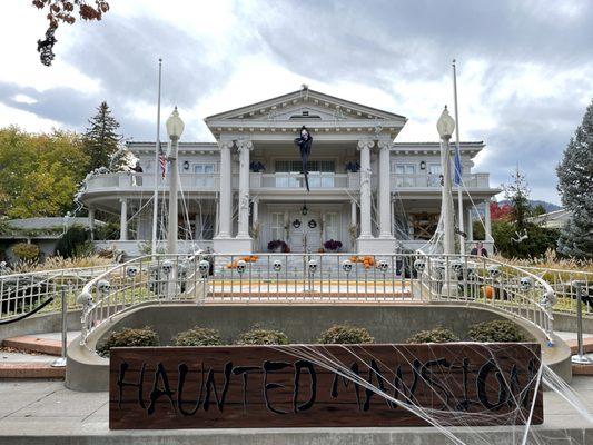 Governor's Mansion decorated for Halloween