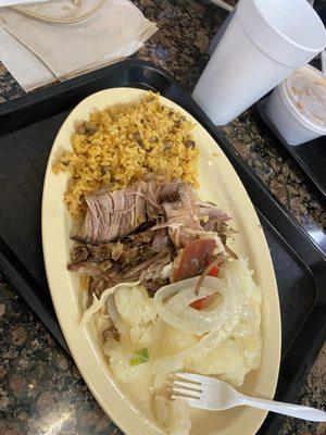 Arroz con gandules con pernil y yucca