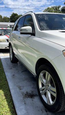 Detailed Mercedes Benz SUV