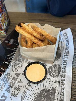 Onion rings with spicy ranch