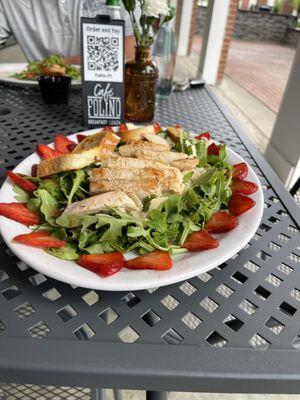 Strawberry arugula salad with chicken