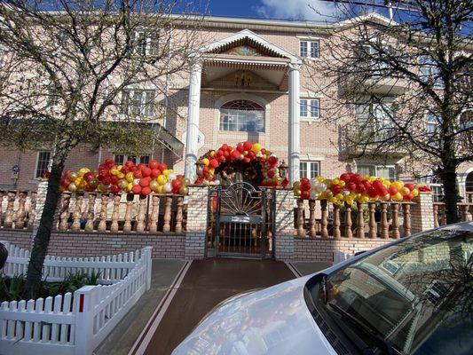 Front house organic balloons decorations