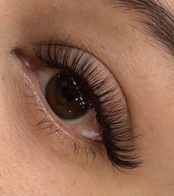 Hybrid wispy lash extensions