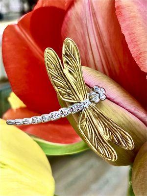 Dragonfly pin with Diamonds