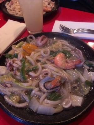 Stirfy seafood udon