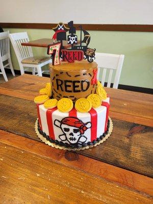 Pirate cake with gold cookies