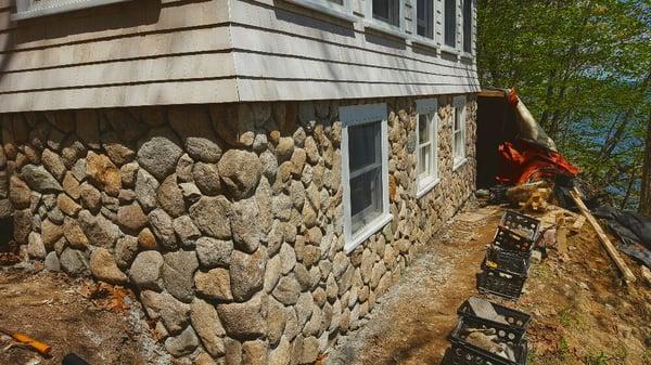 Veneer install on cottage in Yarmouth. This is a Boston blend stone.....great to work with in many regards.