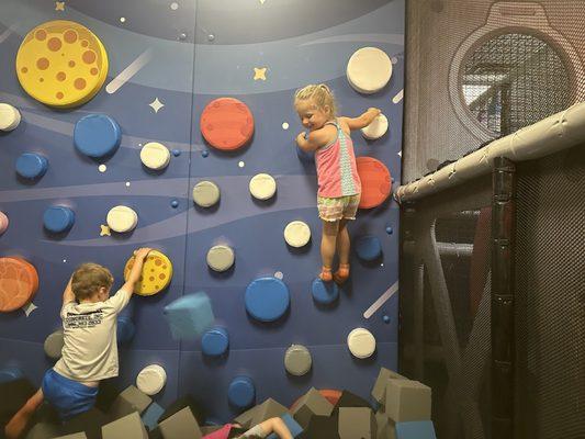 Wall climbing, foam pit