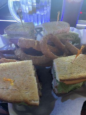 Club sandwich with onion rings