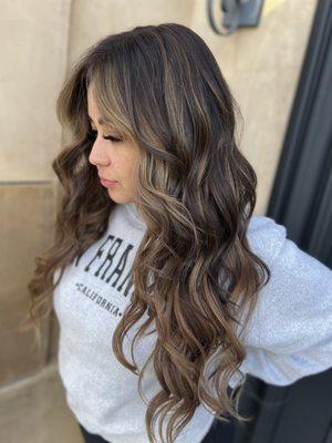 On this client, our extension and color specialist @jordi.b.beauty_ installed 22" hand-tied weft extensions with a full color transformation