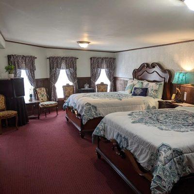 Our room had two queen beds and overlooked the street. Ok coral visible from front windows. Spacious, comfortable and clean.