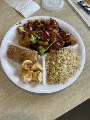 General Tso Chicken Combo. Tasty. They do not have a buffet anymore since Covid.