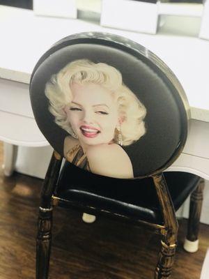 I wanted to steal this cute wig chair!