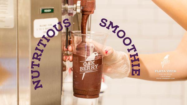 Customize your acai experience with Oak Smoothies: practical, packed with benefits, and up to three toppings. Enjoy!