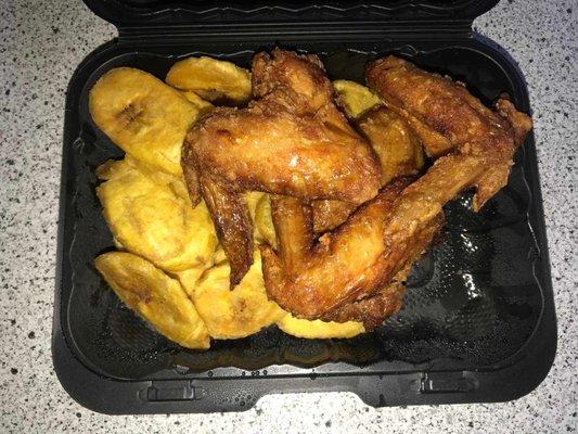 Chicken wings with tostones