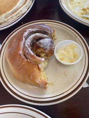 Giagantic Cinnamon Rolls in all kinds flavors!