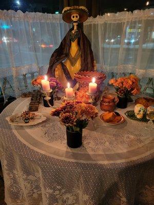 ofrendas preparation for el Día de los Muertos.