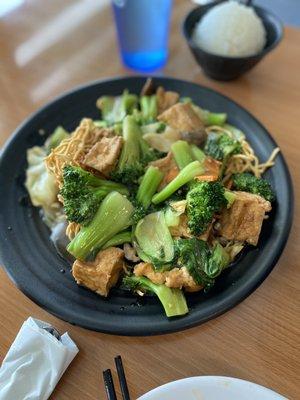 Crispy chow mein with tofu